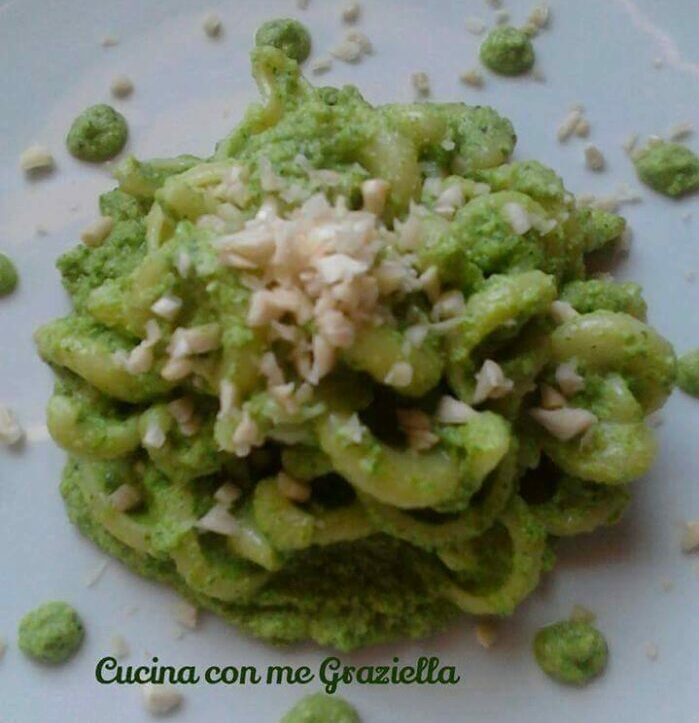 Pasta con pesto di zucchine e mandorle