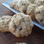 Biscotti al cocco con fiocchi di avena e gocce di cioccolato