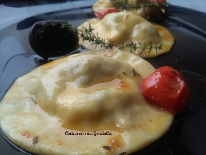 Ravioli ripieni di stracciatella e funghi con pomodori confit al timo Ravioli ripieni di stracciatella e funghi con pomodori confit al timo
