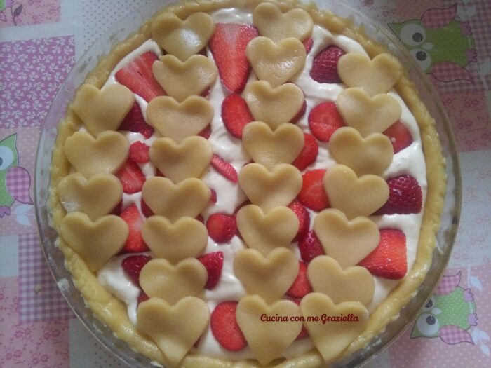Crostata cuore con fragole e crema