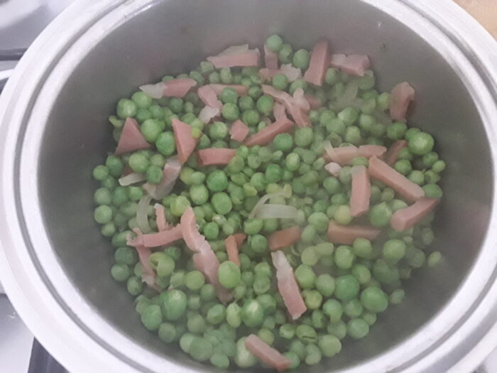 piselli e speck in pentola