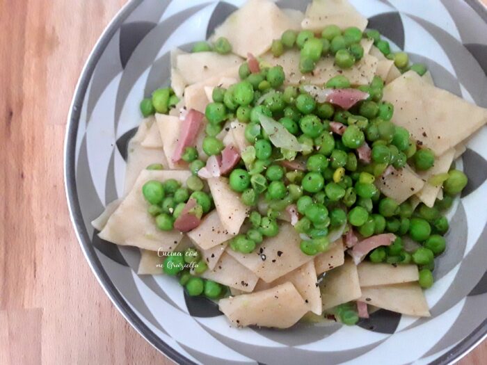Maltagliati integrali con piselli e speck