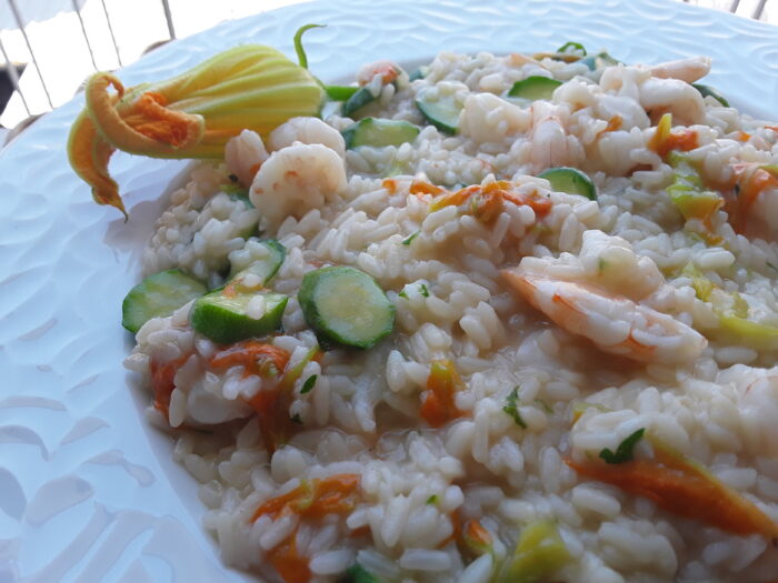 Risotto con fiori di zucca zucchine e gamberetti
