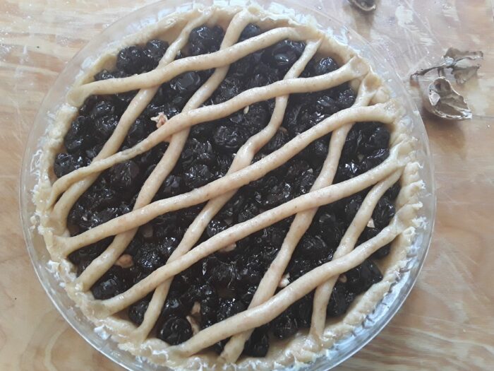 Crostata con marmellata di ciliegie e noci con frolla all'olio cruda