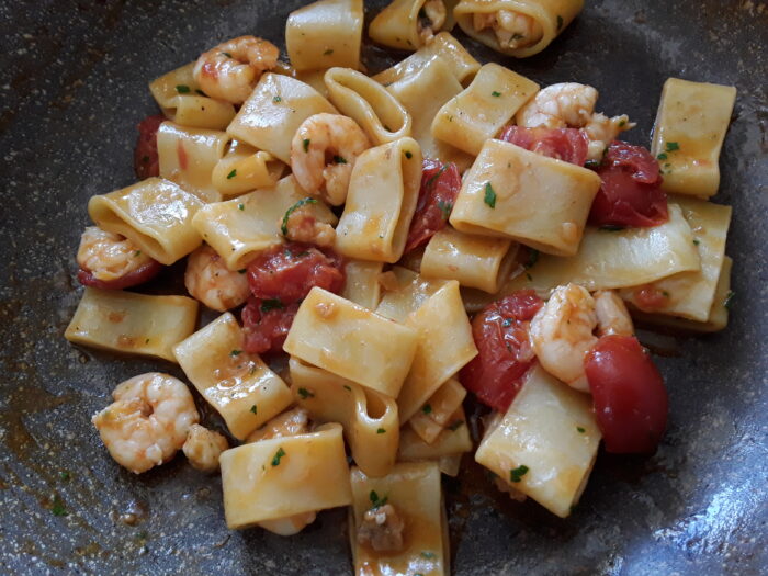 Pasta con coda di rospo e gamberi