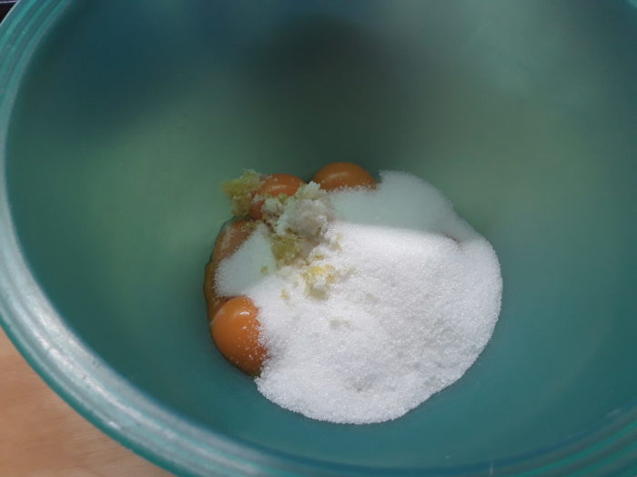 Zucchero uova e limone grattugiato