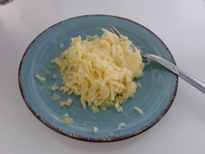 Patate bollite schiacciate