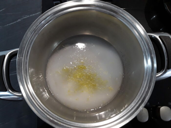 Acqua e zucchero con buccia di limone