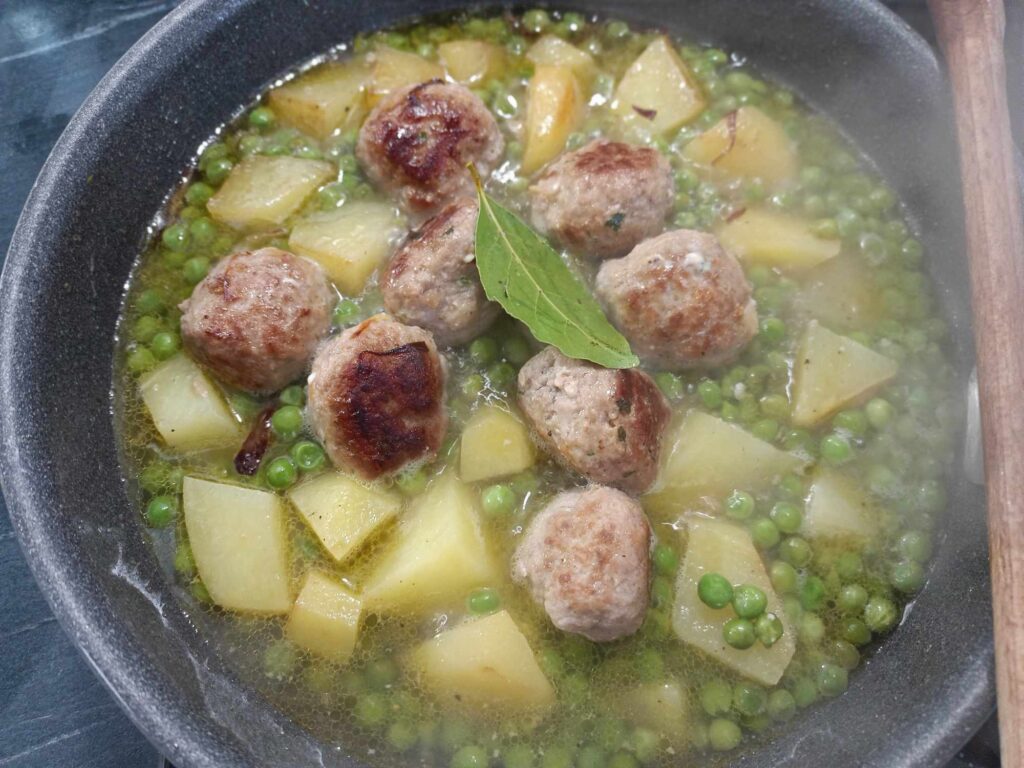 polpette patate e piselli in cottura