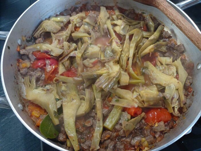 carciofi e macinato di  carne cotta padella