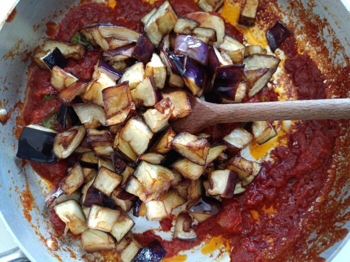 Melanzane e sugo in padella