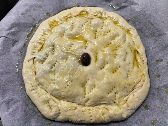 Aggiunta olio sulla superficie della pizza