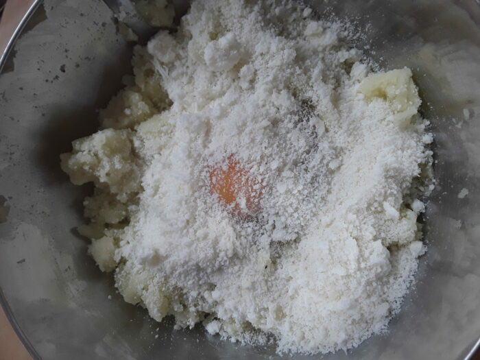 Patate bollite uovo formaggio