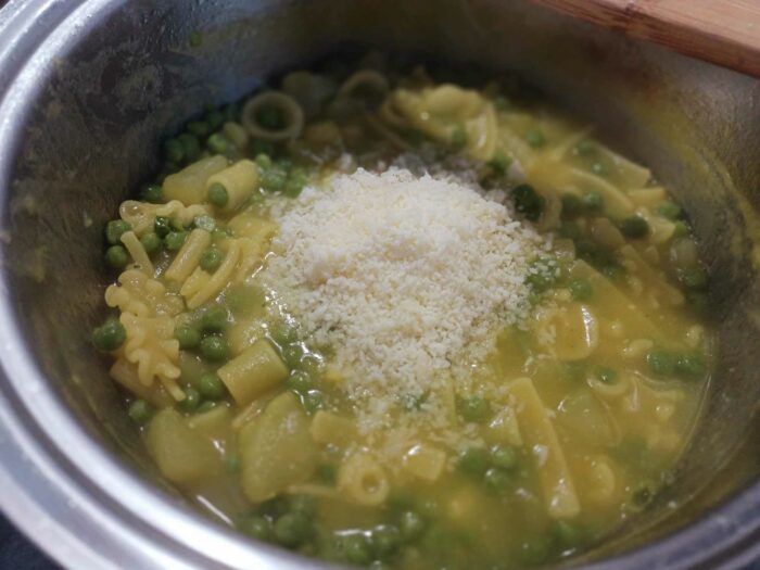 pasta e piselli in pentola