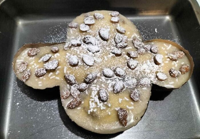 Colomba Pasquale crudo con glassa, granella di zucchero e mandorle