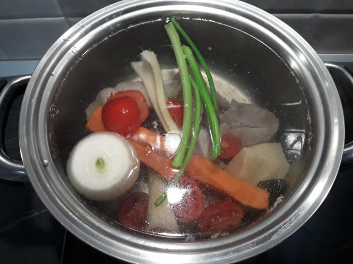 odori e carne in pentola