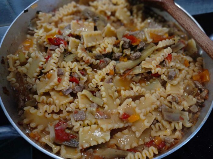Pasta con ragù di carne e carciofi in padella