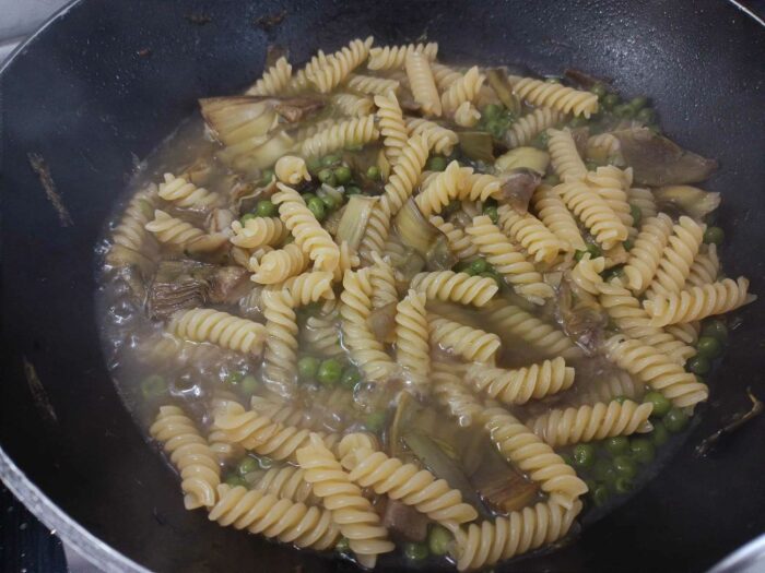 Pasta carciofi e piselli padella