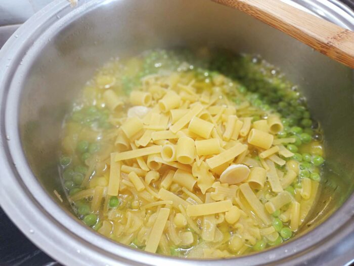 pasta e piselli in pentola