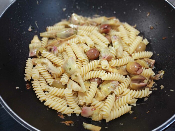 Pasta con carciofi oliva e capperi Pasta con carciofi oliva e capperi