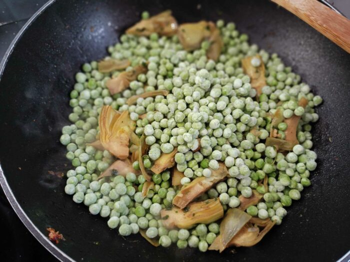 carciofi e piselli padella