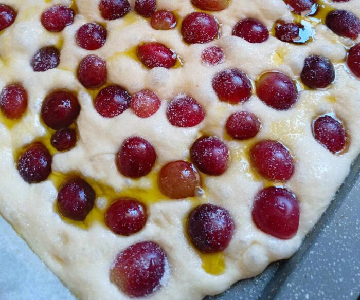 Focaccia dolce all'uva cruda