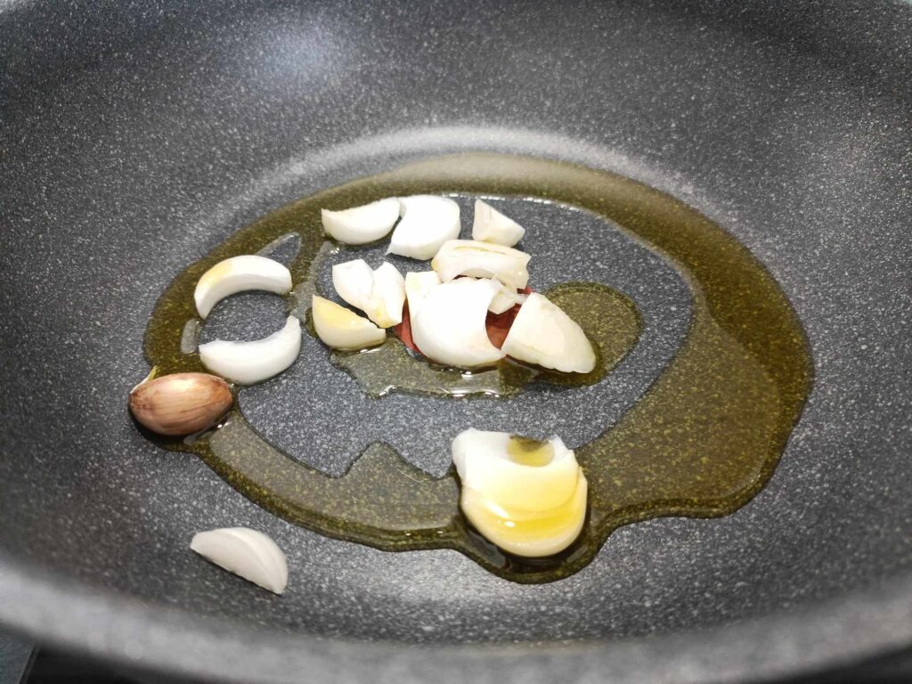 aglio e cipolla in padella
