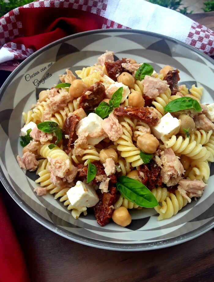 Pasta fredda con ceci tonno e pomodori secchi