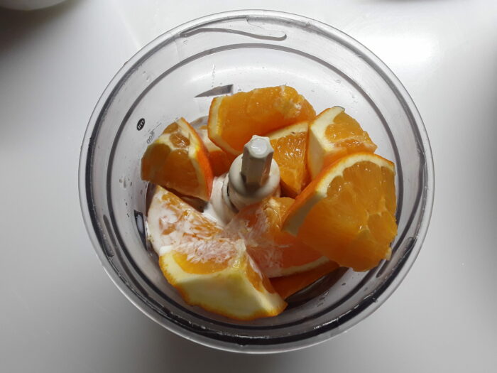 Arancia , latte e olio nel mixer