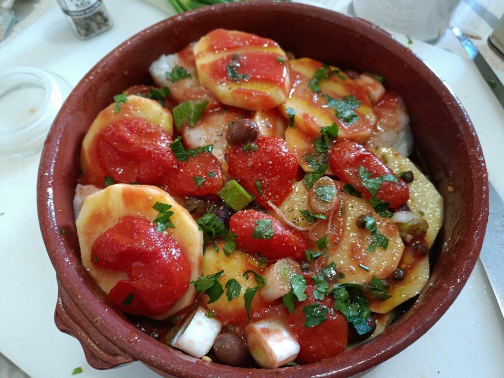 baccalà e ingredienti in teglia