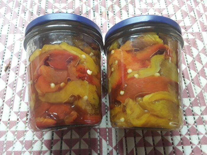 Barattoli con peperoni al naturale