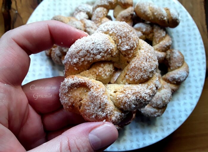 Biscotti da latte intrecciati