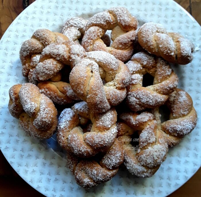 Biscotti da latte intrecciati