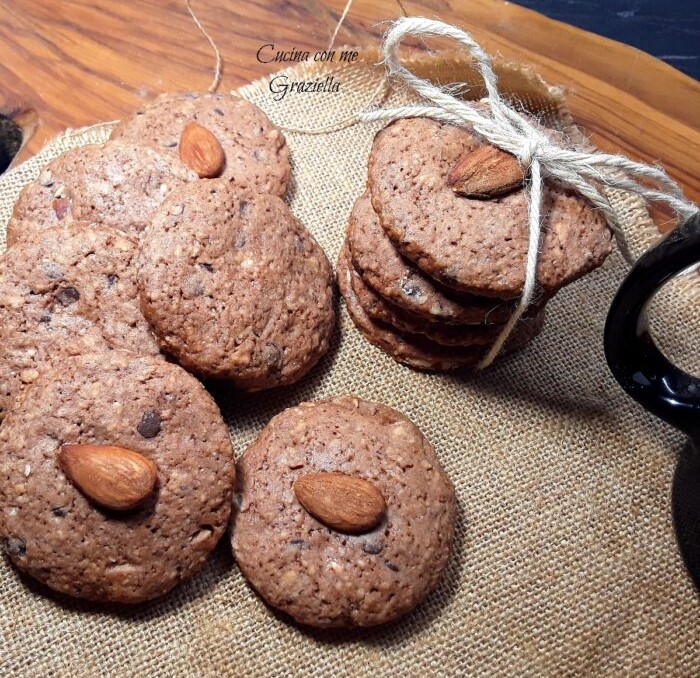 Biscotti con mandorle e gocce di cioccolato