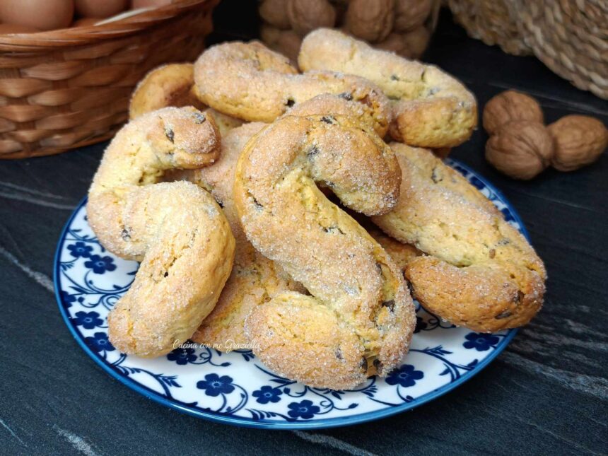 Biscotti da inzuppo con noci e cioccolato