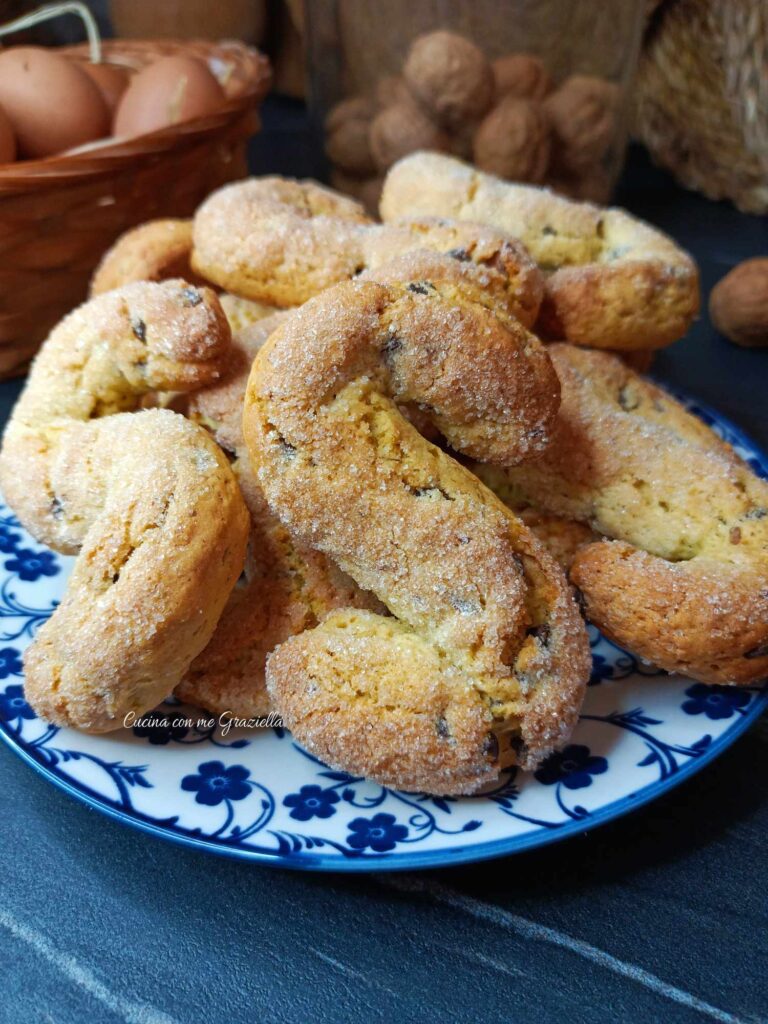 Biscotti da inzuppo con noci e cioccolato 