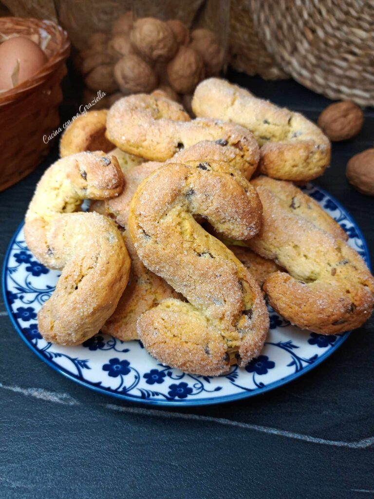 Biscotti da inzuppo con noci e cioccolato 