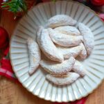 mezzelune di pasta frolla ripiene di pasta di mandorle