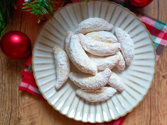 mezzelune di pasta frolla ripiene di pasta di mandorle