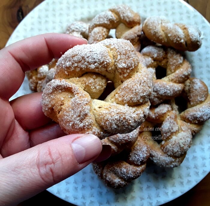Biscotti da latte intrecciati