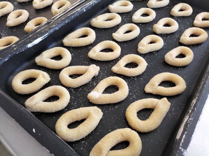 biscotti crudi su teglia
