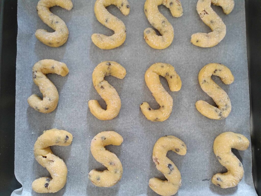 biscotti crudi su teglia