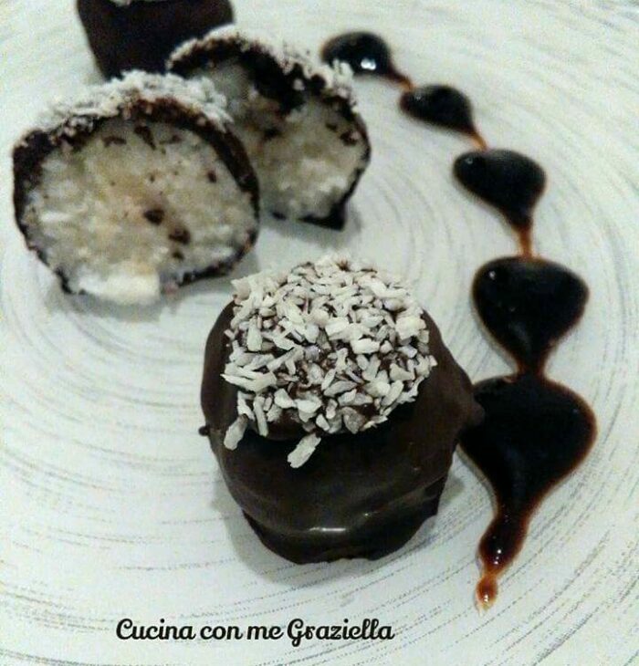 Bon bon cocco e ricotta ricoperti di cioccolato