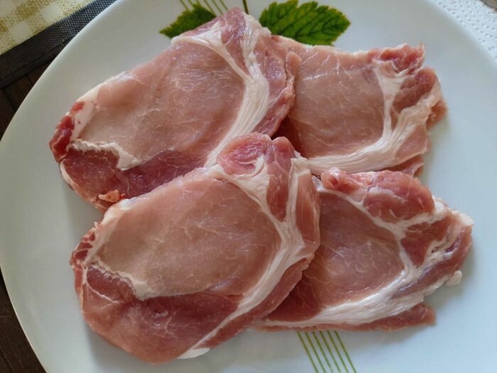 braciole di maiale crude