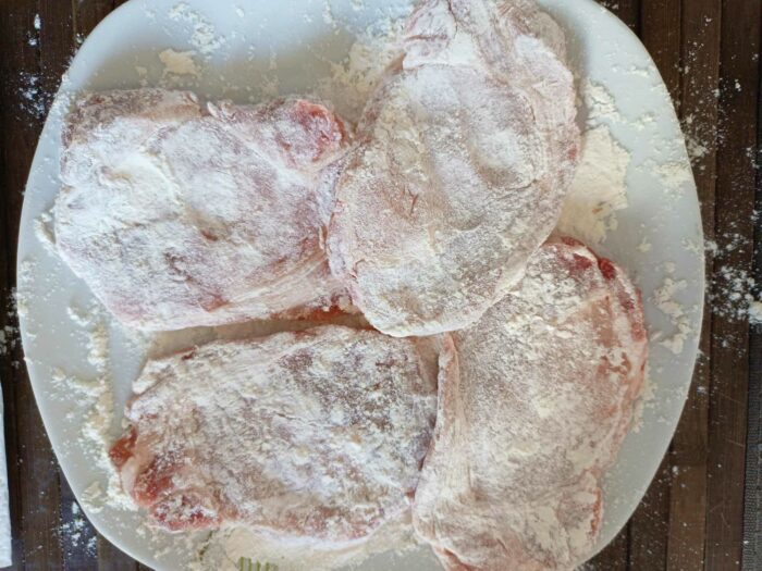 braciole di maiale infarinate