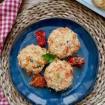 Burger di pollo e patate con zucchine e carote
