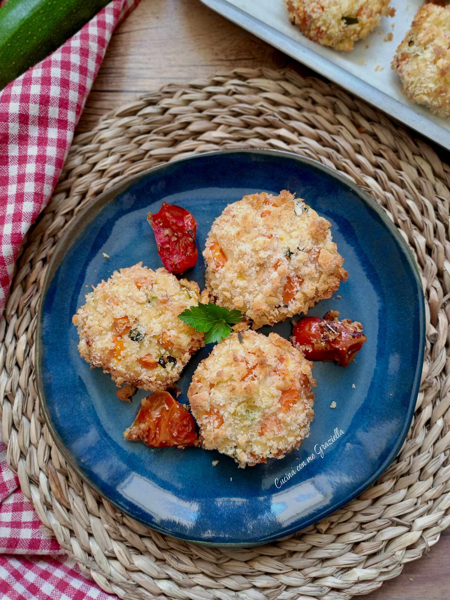 Burger di pollo e patate con zucchine e carote