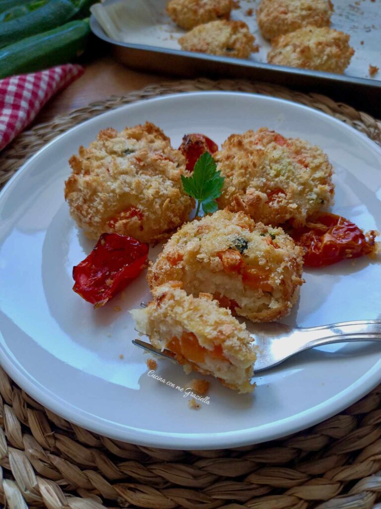 Burger di pollo e patate con zucchine e carote 