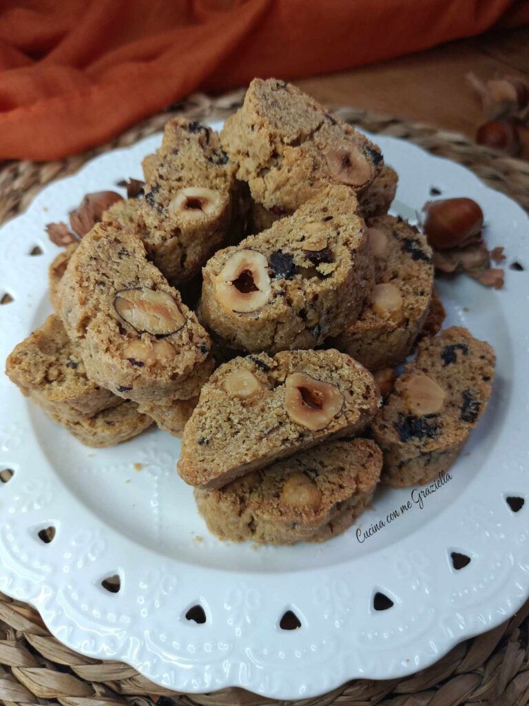 Cantucci al caffè con nocciole e cioccolato