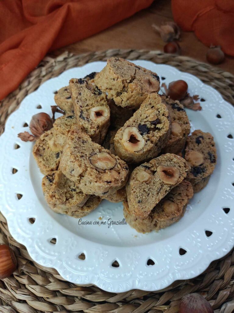 Cantucci al caffè con nocciole e cioccolato